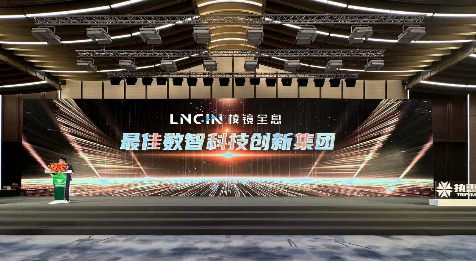 2大屏幕.jpg